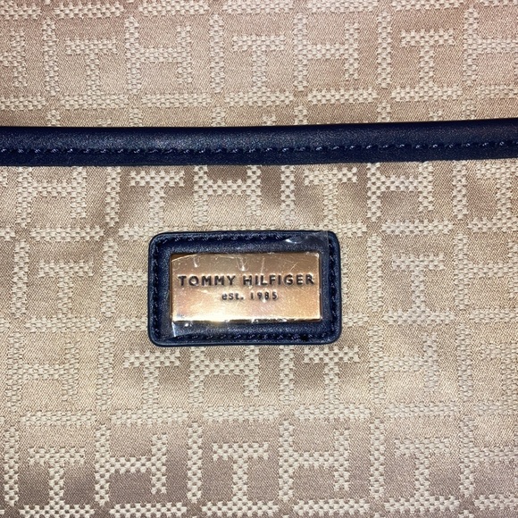 Tommy Hilfiger / Cream Crossbody - Picture 7 of 11